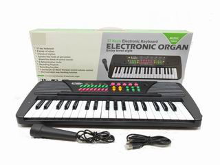 37 KEY ELECTRONIC ORGAN W/MICROPHONE,